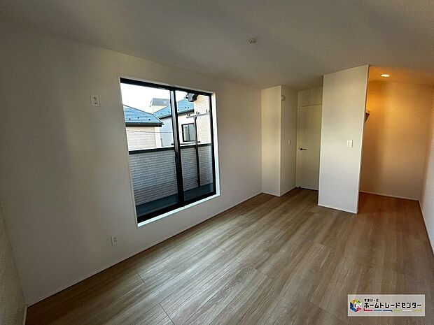 【洋室】【1号棟】2面採光を確保した明るい室内は、風通しも良く居心地の良い空間。窓が多いことで空間が広く感じられ開放感ある生活が遅れます。自然光がたっぷり入るお部屋は気分が明るくなますね♪