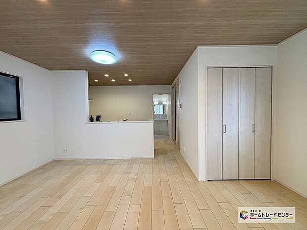 【リビング】住まいの中心となるLDKは広々とした空間。大きな窓からは明るい光が降りそそぎます♪家族がゆったりとくつろげる居心地の良い空間です。