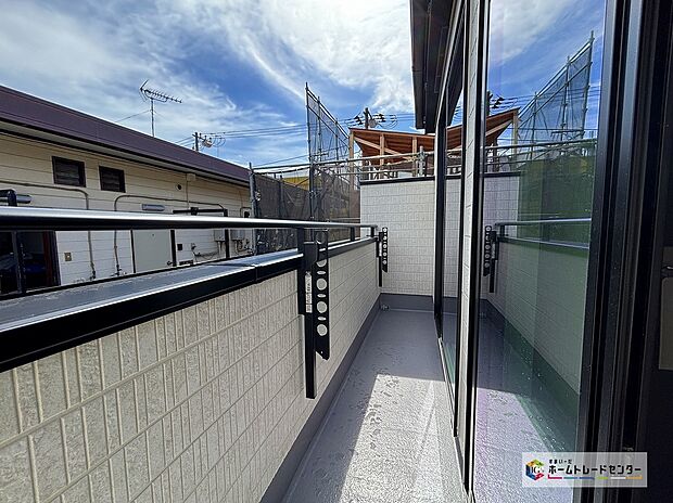 【バルコニー】広々としたバルコニーは、太陽の光がたくさん♪ご家族のお洗濯物やお布団もたっぷり干せる頼もしい存在です♪たくさんの洗濯物や全員の布団を一気に干せますね♪