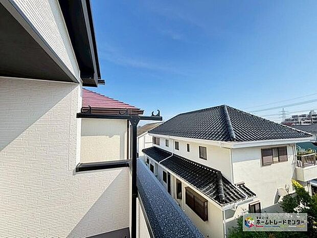 【バルコニー】お布団やシーツも1回でまとめて干せます。広いバルコニーからたっぷりの光をうけたお布団やシーツから太陽のにおいが感じられます。