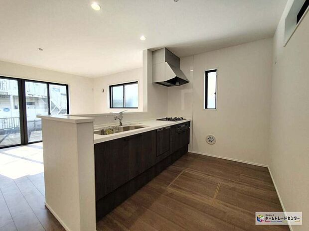 【キッチン】窓付きの明るく爽やかなキッチンスペース。床下収納もございますので、いつでもすっきりとお使い頂けそうです♪