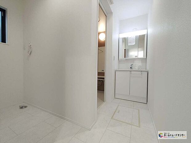 【洗面化粧台】白を基調とした爽やかなサニタリースペース。清潔感のある快適空間です。毎日の身支度も気持ち良くお使い頂けます♪