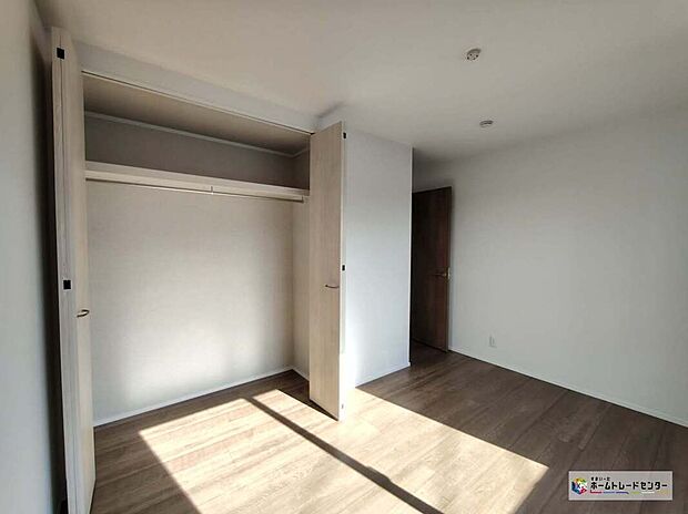 【リビング以外の居室】穏やかな光が差し込む室内には、穏やかな時間が流れます。休日には、落ち着いた空間で自分の趣味を楽しむのはいかがですか♪