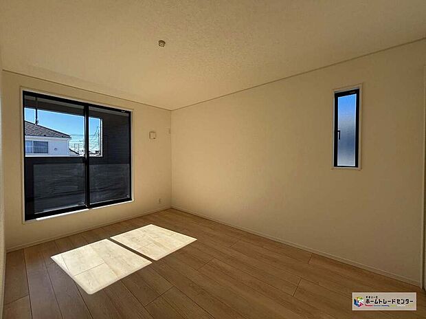 【洋室】南側に設置したバルコニーからは光と風を室内へと取り込みます。木のぬくもりを感じるフローリングに優しい光が差し込みくつろぎのプライベート空間を演出します！