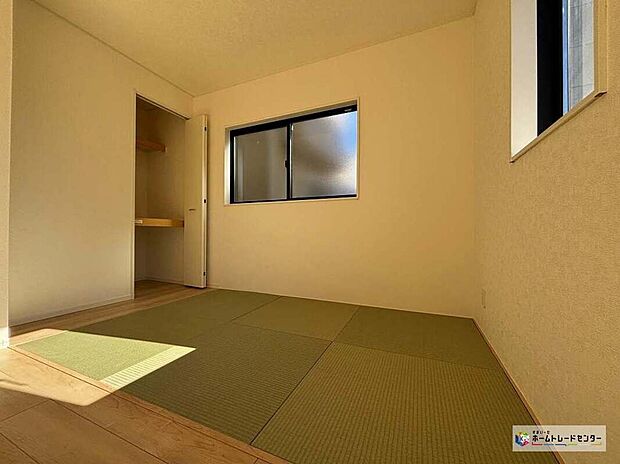 【和室】ご家族が多彩な過ごし方を楽しめる畳のお部屋は洗濯物を畳んだり、お子様の遊び場、来客時など多目的に活躍。リビングと繋がりながらリラックスできる空間としてご利用いただけます！