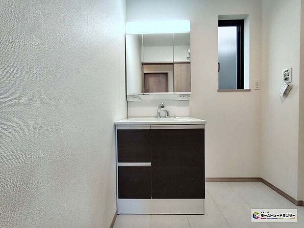 【洗面化粧台】明るく清潔感溢れるサニタリースペース。毎日使う場所だからこそ、快適な空間となっております♪