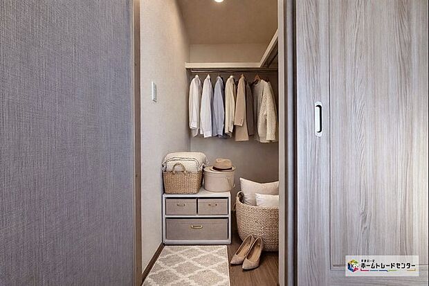 【A号棟ウォークインクローゼット】収納力豊富なウォークインクローゼットを設置。洋服や小物類など、目的に応じてすっきり美しい収納を実現します。※こちらはCGで画像を生成したイメージ画像になります。家具などは付いておりません。