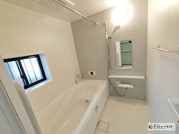 【浴室】【Ａ号棟】毎日の疲れを癒す浴室は１坪タイプです。足を伸ばしてゆっくりとくつろげます♪