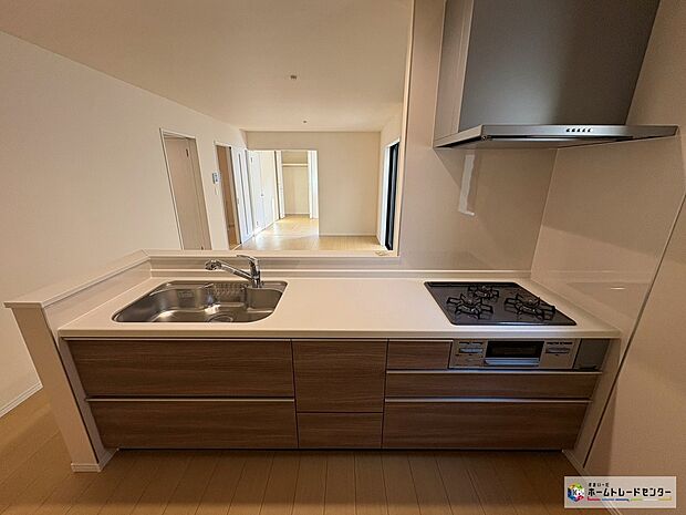 【A号棟キッチン】窓付きの明るく爽やかなキッチンスペース。
大容量の収納スペースは取り出しやすくしまいやすいスライドタイプ、大きな鍋などもラクに取り出せます♪