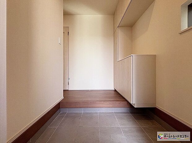 【B号棟玄関】家の第一印象は玄関で決まるくらい重要な場所。玄関は家の顔といわれますが我が家のセンスをさりげなく感じさせる魅力ある玄関造りも楽しみの一つ。帰宅する度に家族がほっとできる心地よい空間造りも大切ですね♪