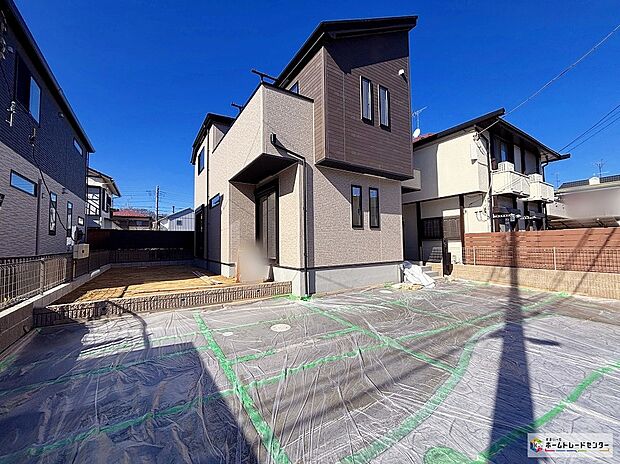 【現地外観写真】一戸建ての大きなメリットは、「自分の土地」を自由に使えること。好きなペットが飼えるほか、ガーデニングやＤＩＹ、車やバイクの手入れなど様々な趣味を楽しめます♪