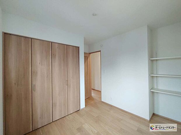 【リビング以外の居室】【B号棟】採光良好な明るい室内。木の温もりがやさしいフローリングは安らぎをもたらすプライベート空間♪