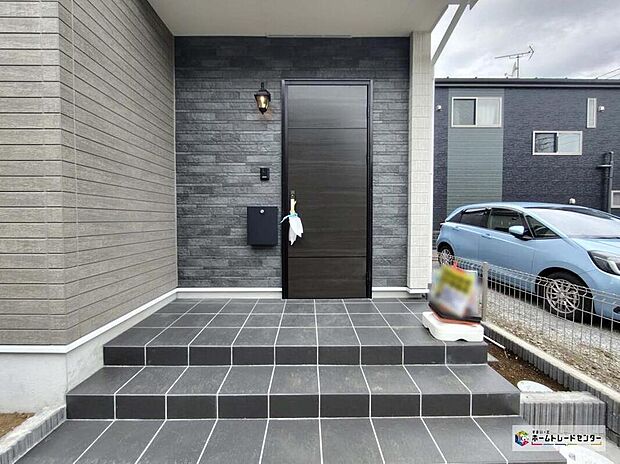 【玄関】家の第一印象は玄関で決まるくらい重要な場所。玄関は家の顔といわれますが我が家のセンスをさりげなく感じさせる魅力ある玄関造りも楽しみの一つ。帰宅する度に家族がほっとできる心地よい空間造りも大切ですね♪