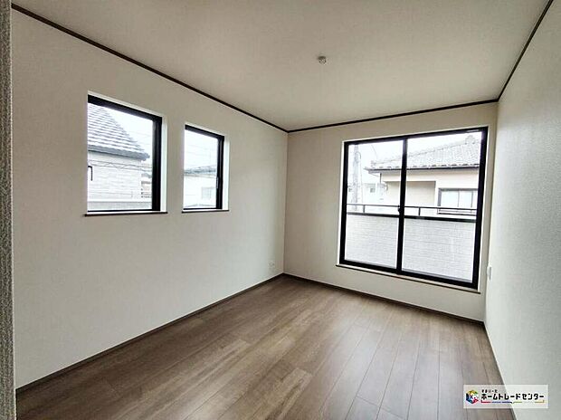 【リビング以外の居室】採光良好な明るい室内。木の温もりがやさしいフローリングは安らぎをもたらすプライベート空間♪