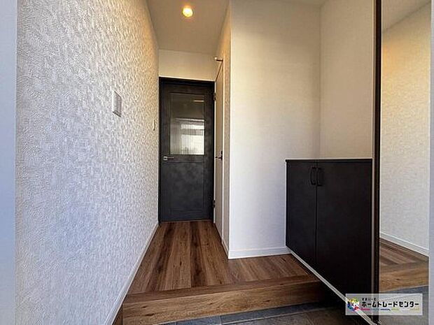 【玄関】『家の顔』とも言える玄関は、洗練されたシャープな印象。上質なタイルが美しく機能的なアプローチはご家族や来訪者をスマートに迎え入れます。