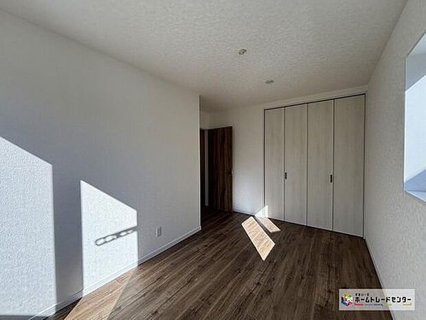 【リビング以外の居室】2面採光を確保した明るい室内は、風通しも良く居心地の良い空間。窓が多いことで空間が広く感じられ開放感ある生活が遅れます。自然光がたっぷり入るお部屋は気分が明るくなますね♪