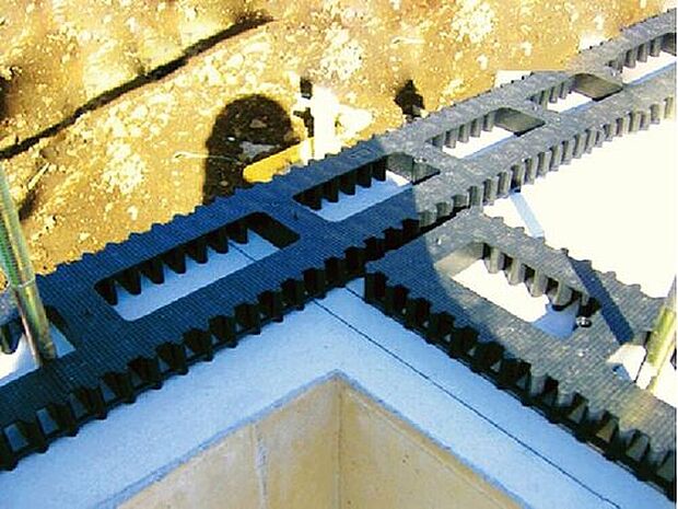 【防湿措置「基礎パッキン」】基礎と土台の間に基礎パッキン(20mm厚)を入れることにより分離させ、土台からの湿気を基礎へ浸透するのを防ぎます。また、床下換気が可能です。