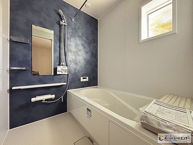 【浴室】嬉しい浴室換気乾燥機付きです！雨の日や外出時に洗濯物を干せて便利！寒い季節はあらかじめ浴室内を暖めて快適に入浴できますね！