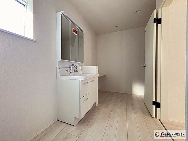 【洗面脱衣室】散らかりがちな洗面台も三面鏡の後ろの収納でスッキリ♪
三面鏡の後ろ以外にも収納がございますので、ちょっとした生活用品等の収納もできます！