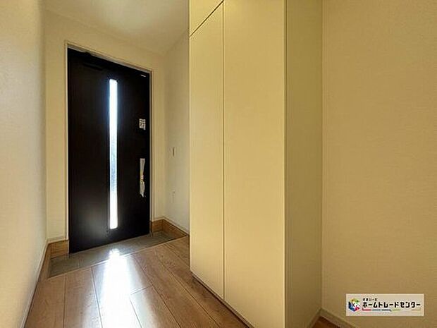 【玄関】訪れる人を優しく迎える、スタイリッシュな玄関。ガラススリットの入った玄関ドアは室内に光を届けてくれる大事な存在です☆ウッドテイストの玄関ドアがお洒落です。