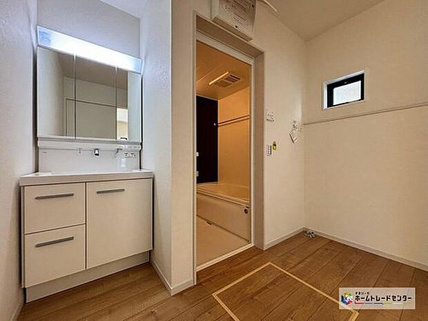 【洗面台・洗面所】散らかりがちな洗面台も三面鏡の後ろの収納でスッキリ♪
三面鏡の後ろ以外にも収納がございますので、ちょっとした生活用品等の収納もできます！