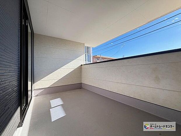 【バルコニー】外観デザインに奥行きと立体感をプラス。高級感を感じさせるインナーバルコニーは使い勝手の良い広さです。セカンドリビングとして癒しのプライベート空間を演出♪