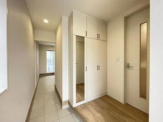 【玄関】≪1号棟≫
靴、傘、ベビーカー、スポーツ用品など、玄関に散乱しがちなアイテムをまとめて収納できます。急な来客時にも整理整頓された玄関で対応できます♪