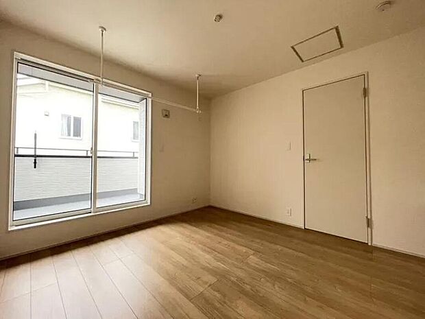 【リビング以外の居室】≪1号棟≫
全居室に収納をご用意しておりますので居室の全空間を有効活用出来ます。自分好みのお部屋で、ゆったりお寛ぎ頂けます。