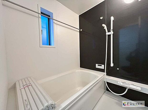 【浴室】≪Bathroom≫
半身浴もできる広々とした湯船があり、朝日を浴びながらの入浴も気持ちよさそう。浴室乾燥機付きのバスルームとなっております♪