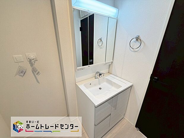 【洗面化粧台】女性にはうれしい３面鏡化粧台。鏡の裏が収納になっている機能的なタイプです。他にも収納がございますので、ちょっとした生活用品等の収納もできます！