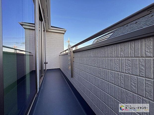 【バルコニー】広々としたバルコニーは、太陽の光がたくさん♪ご家族のお洗濯物やお布団もたっぷり干せる頼もしい存在です♪たくさんの洗濯物や全員の布団を一気に干せますね♪