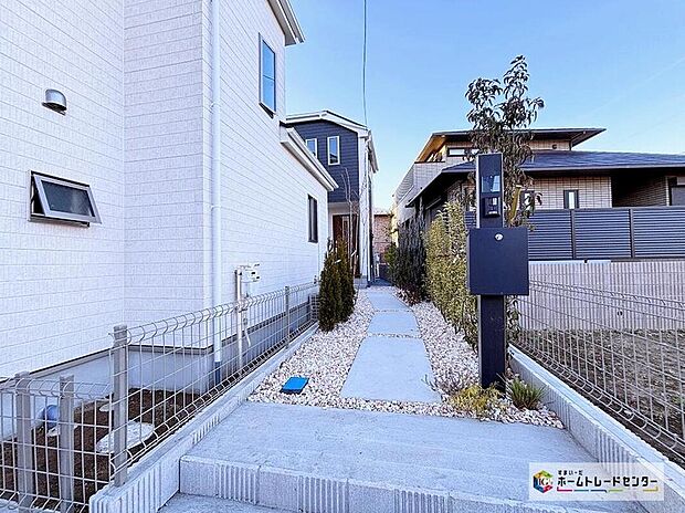 【駐車場】【C号棟】嬉しいコンクリート仕上げのカースペース。雨の日も足元を気にせず外出できます。自転車、バイク置き場にも最適なスペース。