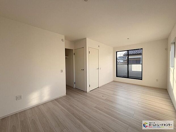 【リビング以外の居室】優しい雰囲気のフローリングにホワイトのクロスがどんなインテリアにも馴染みます！明るい室内に自分好みの家具を配置して、プライベート空間を楽しめます！