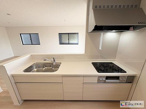 【キッチン】1号棟
人気の対面式キッチンですので、お食事の準備をしながらご家族との会話を楽しめます♪リビングで寛ぐご家族をいつも感じ、会話を楽しみながら家事ができます♪