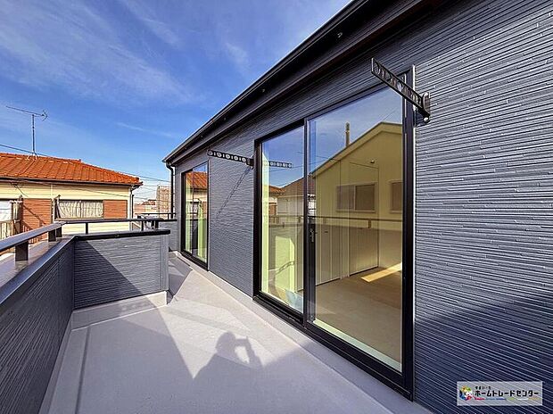 【バルコニー】お布団やシーツも１回でまとめて干せます。広いバルコニーからたっぷりの光をうけたお布団やシーツから太陽のにおいが感じられます。