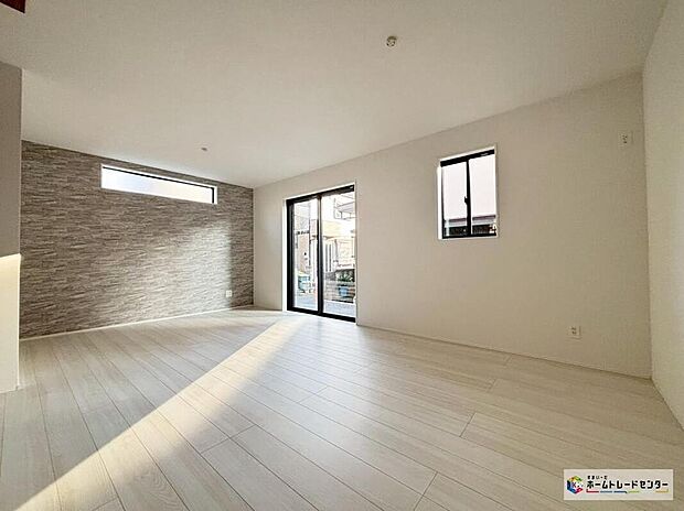 【リビング】大きな窓のあるリビングは、陽光あふれる明るい空間です。