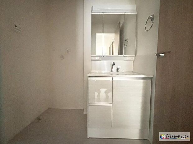 【洗面台・洗面所】女性にはうれしい３面鏡化粧台。鏡の裏が収納になっている機能的なタイプです。他にも収納がございますので、ちょっとした生活用品等の収納もできます！