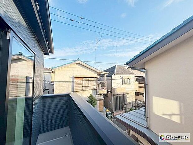 【バルコニー】お布団やシーツも１回でまとめて干せます。広いバルコニーからたっぷりの光をうけたお布団やシーツから太陽のにおいが感じられます。