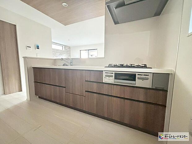 【キッチン】対面式キッチンは、家族のコミュニケーションを育み、子育て家族にも好適なプランです。リビングで寛ぐご家族をいつも感じ、会話を楽しみながら家事ができます♪