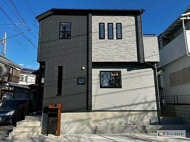 【現地外観写真】スタイリッシュな外観に広々としたLDK！扉を開ければ居心地の良い豊かな空間が広がります。暮らしを豊かにサポートする充実の設備。明るく開放的なLDK。魅力が詰まったお住まいです！