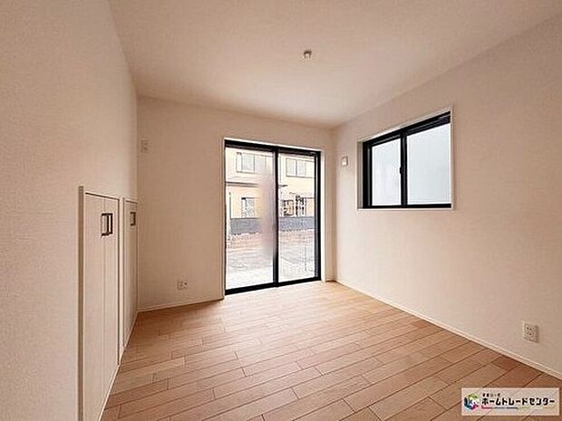 【リビング以外の居室】【1号棟】穏やかな日差しが降りそそぐ室内は季節を問わず快適に過ごせます。豊富な自然光が部屋を広く感じさせ、インテリアや観葉植物を活かした空間づくりに適しています！