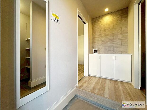 【玄関】≪1号棟≫
スタイリッシュな木目調の玄関扉がご家族や来訪者を優しく迎えます。