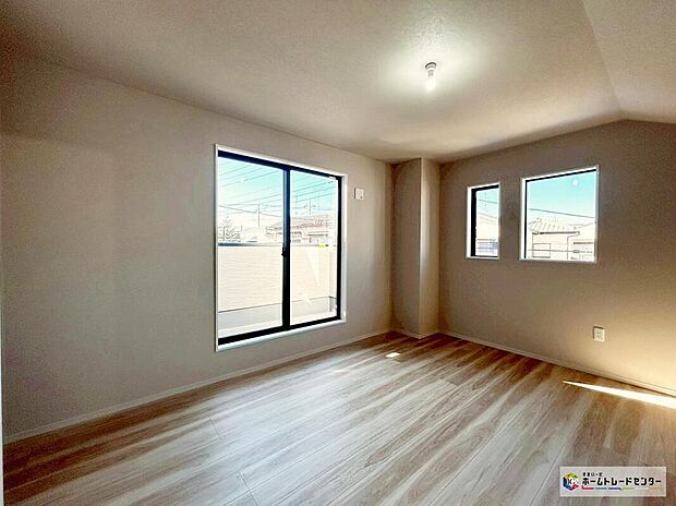 【リビング以外の居室】≪1号棟≫
2面採光を確保した明るい室内は、風通しも良く、大変居心地の良い空間となっております。爽やかな風を感じて起きる朝は、快適生活の始まりに！