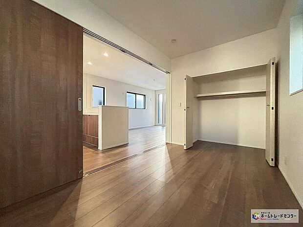 【リビング以外の居室】【３号棟】穏やかな日差しが降りそそぐ室内は季節を問わず快適に過ごせます。豊富な自然光が部屋を広く感じさせ、インテリアや観葉植物を活かした空間づくりに適しています！