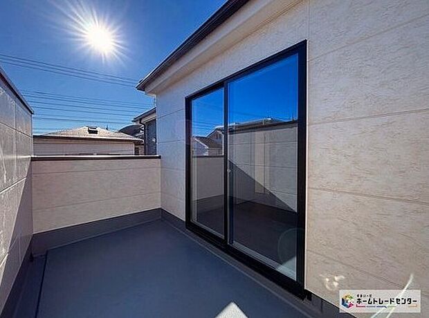 【バルコニー】ルーフバルコニーでは大きく広がる青空を眺めながら日光浴など、プライバシーを守りながら豊かな時を過ごせます。