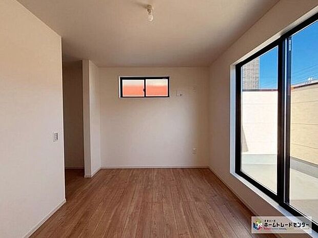 【リビング以外の居室】大型のWICを設え、休むスぺースと整えるスペースを区切ることでお部屋のきれいを保つことができます。