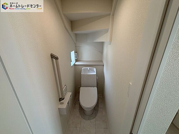 【A号棟トイレ】窓付きのトイレスペース。陽射し差し込む明るい空間となっております。また、換気環境も良好です。

