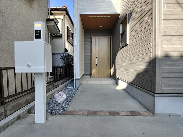 【玄関】玄関ポーチには屋根がついているので雨などでも玄関前で濡れずにお出かけ準備が出来ます。