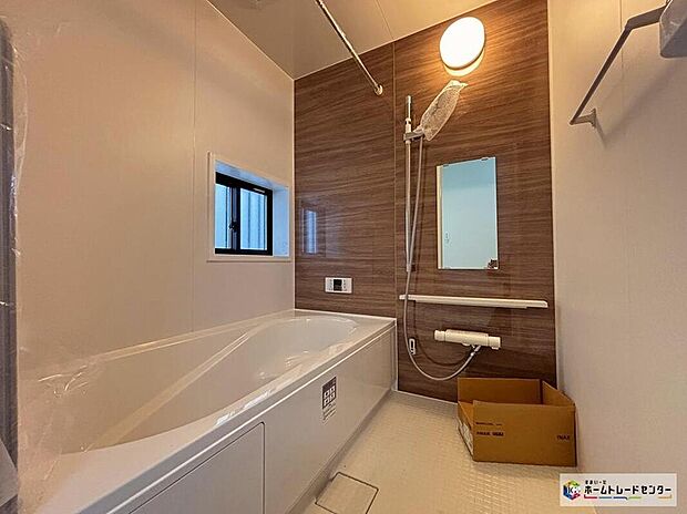 【浴室】木目調パネルが落ち着きを演出する浴室です!窓付きで換気もしやすく、明るさも確保♪一日の疲れをゆったり癒せる空間です!