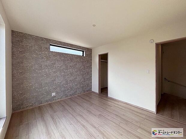 【リビング以外の居室】ゆとりある広さの洋室です!季節物もしっかり収まる収納付きで、すっきりとした暮らしが実現できます!